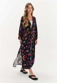 Dlouhý černý kimono s květinovým a zvířecím vzorem v živých barvách. Má široké rukávy, zavazování v pase a průsvitné panely.