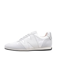 Zapatillas de cuero y nobuck blanco con detalles texturizados y acentos plateados, que cuentan con un diseño de cordones y suela plana de goma.
