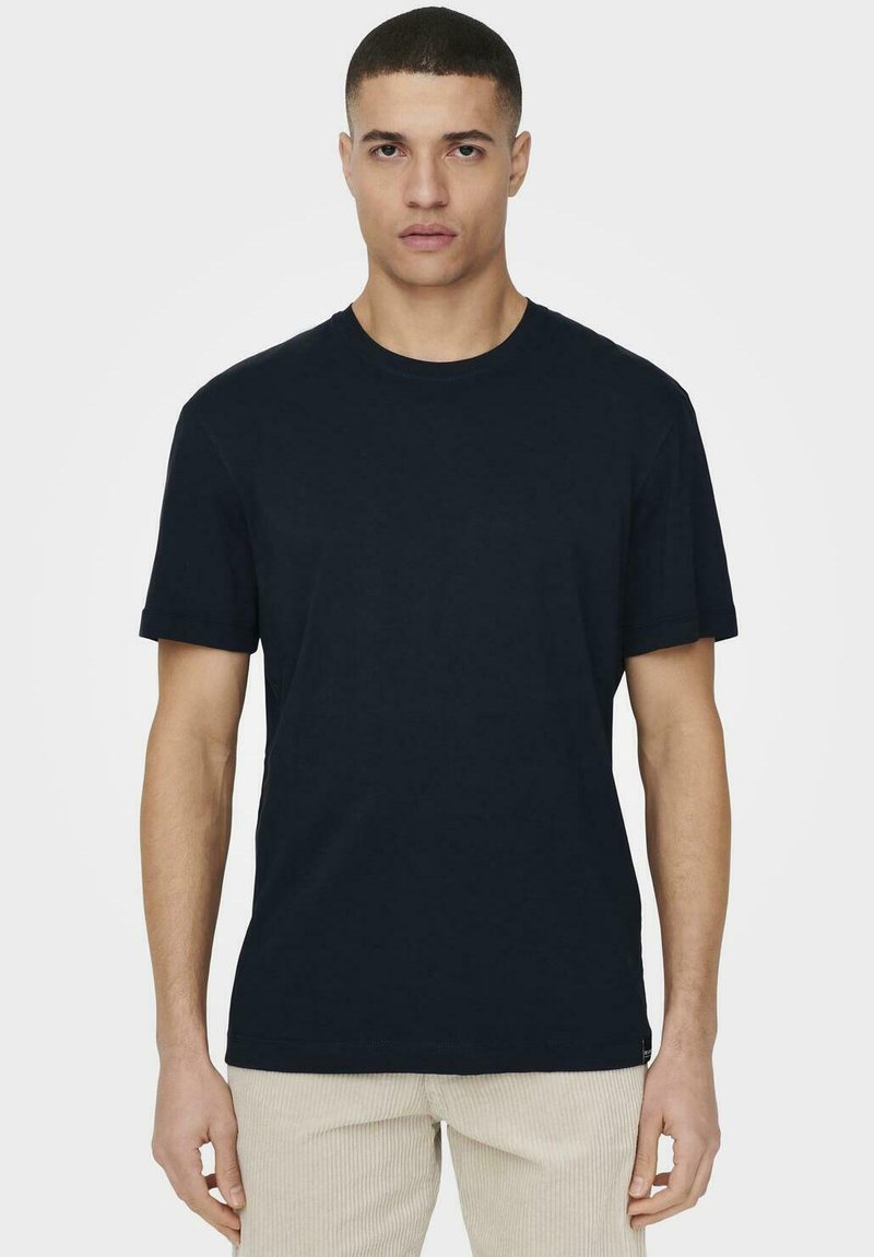 Navyblaues Kurzarm-T-Shirt aus Baumwolle; mit Rundhalsausschnitt und normaler Passform, vor einem schlichten weißen Hintergrund präsentiert.
