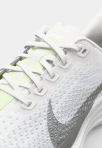 Nike Performance PEGASUS PLUS - Tenisice za cestovno trčanje - platinum tint/black/pure platinum/barely volt/platinum tint
