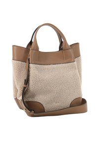 Sac fourre-tout beige et marron texturé avec des poignées courtes et une bandoulière amovible, doté d'un tissu doux semblable à de la polaire et d'accents en cuir lisse.