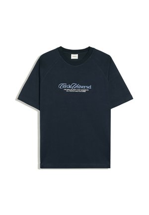 Sort kortærmet t-shirt med rund hals og lyseblå tekst med teksten "Cercle Universel" samt mindre tekst nedenfor om enhed, der forbinder mennesker og kulturer.