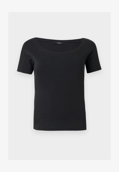 Μαύρο κοντομάνικο εφαρμοστό τοπ με φαρδιά στρογγυλή λαιμόκοψη, κατασκευασμένο από απαλό ύφασμα, απλωμένο επίπεδα σε ανοιχτό γκρι φόντο.