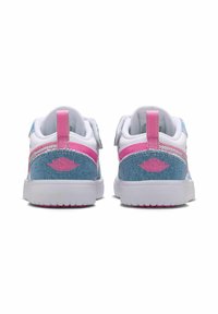 Sneakers ar baltu ādas pamatni, zilu dēni aizmugurē un rozā akcentiem. Aprīkoti ar Velcro siksnu un logotipa emblēmu uz papēža.