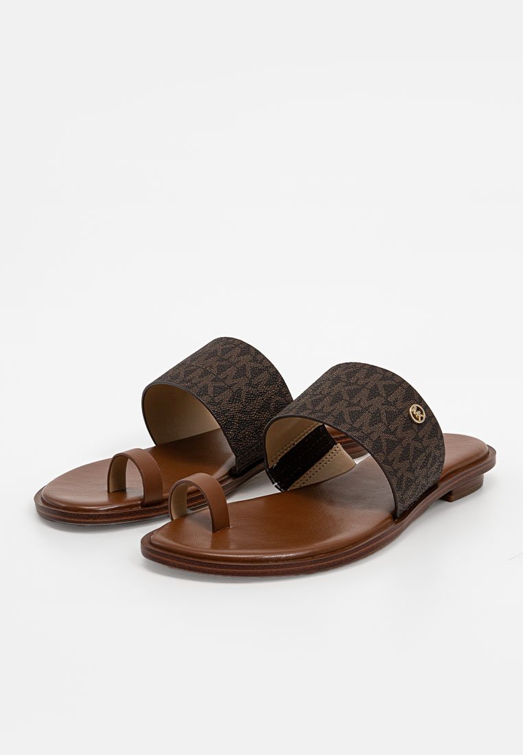 Sandales glissantes marron avec une large sangle en tissu à motifs et une semelle en cuir lisse, dotées d'une boucle pour les orteils et d'un logo subtil.