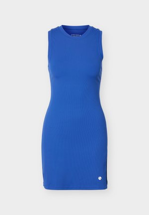 Vestido azul sin mangas, ajustado, hasta la rodilla, con escote redondo y pequeño logo blanco cerca del dobladillo sobre fondo liso.