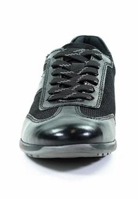 Schwarzer Sportschuh mit einer glatten Lederzehenkappe, strukturiertem Mesh-Obermaterial und kontrastierenden schwarzen und grauen Schnürsenkeln. Flache Gummisohle.