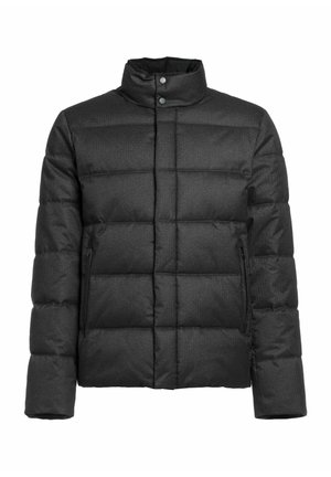 Czarna pikowana kurtka puchowa z wysokim kołnierzem, zatrzaskami przy szyi, długimi rękawami i zasuwanymi bocznymi kieszeniami, widok z przodu na białym tle.