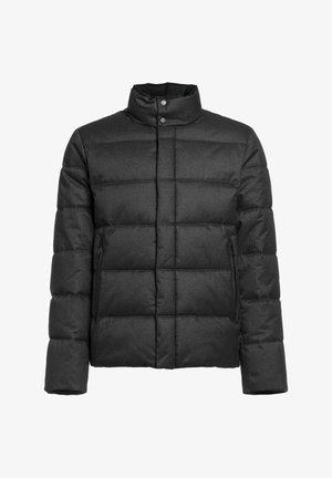 Czarna pikowana kurtka puchowa z wysokim kołnierzem, zatrzaskami przy szyi, długimi rękawami i zasuwanymi bocznymi kieszeniami, widok z przodu na białym tle.