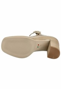 Scarpe con tacco da donna beige con suola in gomma texturizzata, caratterizzate da una cintura larga con una fibbia decorativa e un tacco in legno impilato.
