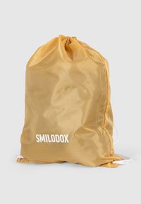 Zaino giallo con cordino, realizzato in nylon liscio, con un logo bianco "SMILODOX" sulla parte anteriore e una chiusura superiore arricciata.