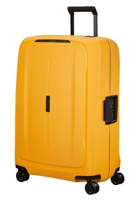 Hartschalentrolley in leuchtendem Gelb mit strukturierten Oberflächen, ausziehbarem schwarzen Griff, integriertem Schloss und vier schwarzen Rollen.