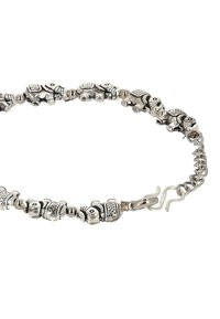 Bracciale in argento con piccoli charm di elefanti dettagliati e perline rotonde, dotato di una chiusura sicura e una finitura testurizzata.