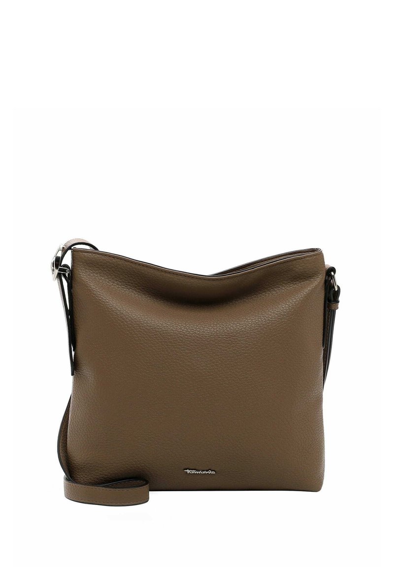 Braune Leder-Crossbody-Tasche mit einer weichen, strukturierten Oberfläche, die eine einfache, geschwungene Oberseite und einen silberfarbenen Logo-Akzent aufweist.