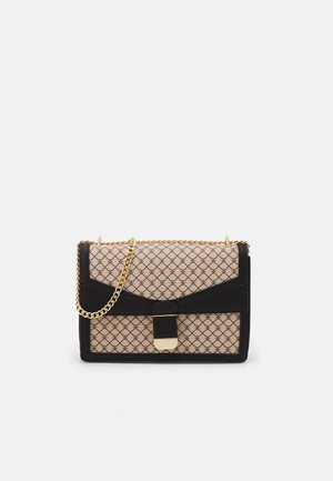 Sac à main rectangulaire beige et noir avec un motif géométrique répétitif, garniture noire, bandoulière en chaîne dorée et fermeture à fermoir doré.