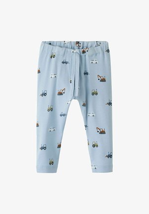 Pantalones de niño pequeños en azul claro con cintura elástica y cordón, impresos con pequeños vehículos de construcción y camiones en colores apagados.