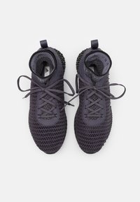 Fialové tenisky s texturovaným síťovaným svrškem, kulatou špičkou a šněrováním v přední části. Obsahují měkkou podšívku a vyztuženou patu.