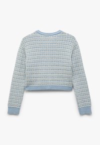 Maglione accorciato azzurro chiaro con un motivo di maglia testurizzata e polsini a coste. Presenta un collo rotondo e un design a scacchi intrecciato.