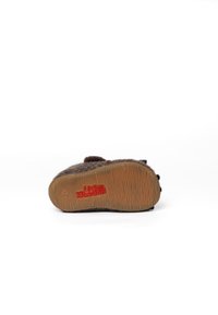 Ciabatta in lana marrone con suola in gomma testurizzata. Presenta un design casual, una forma arrotondata e un logo rosso sul fondo.