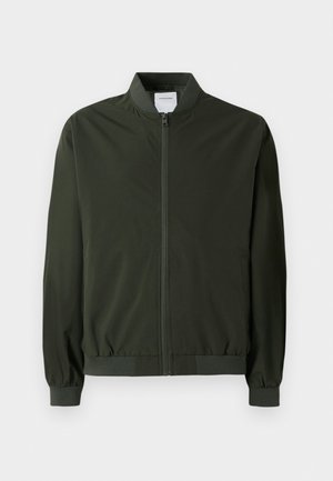 Chaqueta bomber verde olivo hecha de nylon suave, con cremallera frontal, puños acanalados y cuello redondeado. Sin patrones ni acentos visibles.