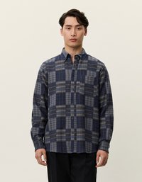 Μπλε ναυτικό πουκάμισο με καρό μοτίβο σε διάφορες αποχρώσεις μπλε και γκρι. Διαθέτει τσέπη στο στήθος και μακριά μανίκια. Λείο υλικό.