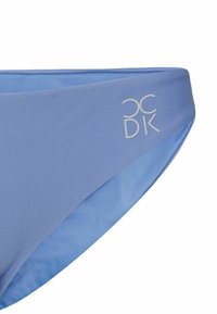 Fondo de bikini azul claro hecho de una tela suave, con un brillo sutil y un diseño de logo simple en blanco en la parte frontal.