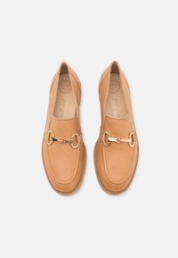 Chaussures slip-on en cuir tan avec un bout arrondi, ornées d'un accent en métal doré et d'une semelle intérieure rembourrée portant la mention "Super Soft".