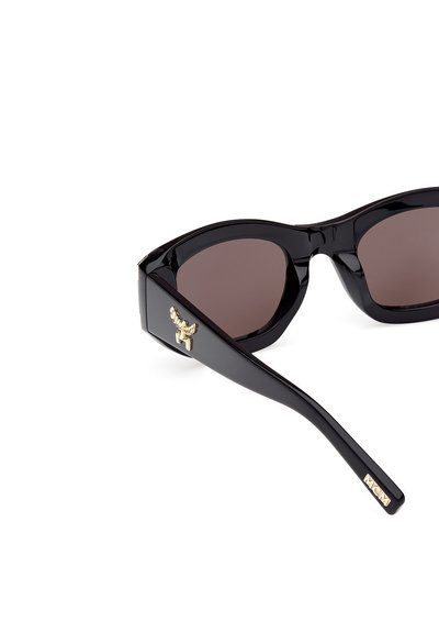 Ochelari de soare negri cu un design elegant de tip cat-eye. Prezintă lentile întunecate, cadru din plastic lucios și accente aurii pe brațe.