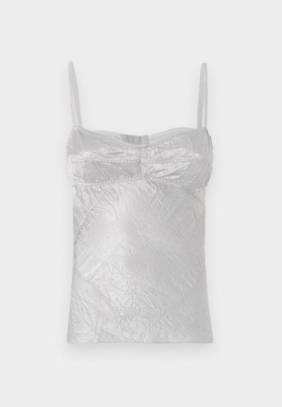 Camisón de satén plateado con tirantes finos, textura arrugada y forma ajustada. Presenta costuras curvas y un escote redondeado.