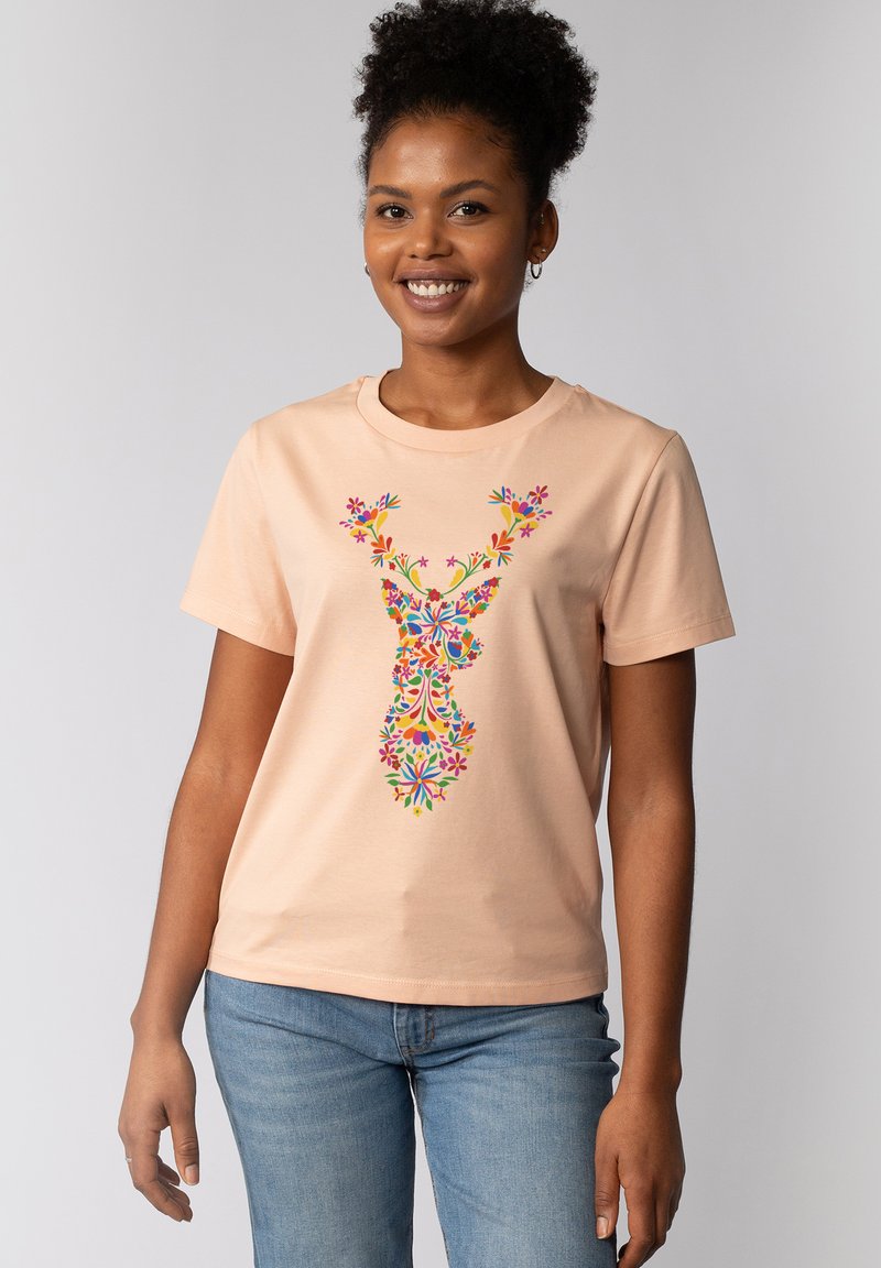Perzikkleurige katoenen t-shirt met een kleurrijk bloemendesign van een hert. Korte mouwen, ronde halslijn en een ontspannen pasvorm.