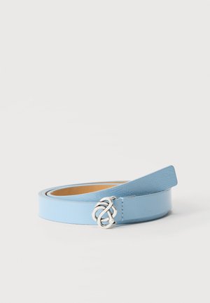 Cintura in pelle azzurro chiaro arrotolata, con fibbia in argento a nodo intrecciato, mostrata su uno sfondo bianco uniforme.