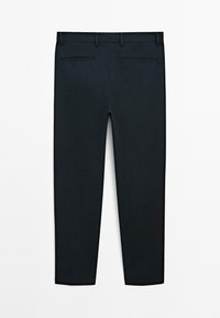 Pantalons gris foncé en tissu lisse, présentant une coupe droite, deux poches arrière et des détails de taille ajustée.