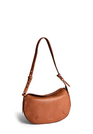 Sac à bandoulière en cuir marron avec sangle réglable et fermeture éclair, présenté debout sur fond blanc.