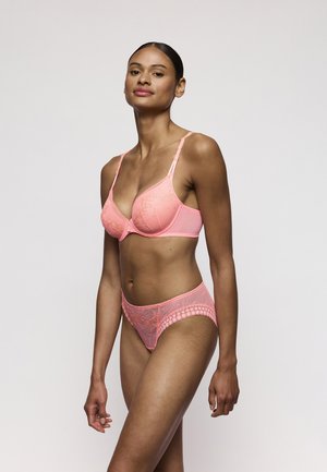 Roze kanten beha en bijpassende slipset, met bloemrijke borduursels, doorschijnende panelen en verstelbare bandjes met gekartelde randen.