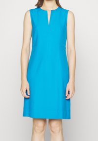 Blaues ärmelloses Kleid mit Rundhalsausschnitt und einer Schlüssel-ausschnitt-Öffnung, mit geradem Schnitt und minimalen Nahtdetails.