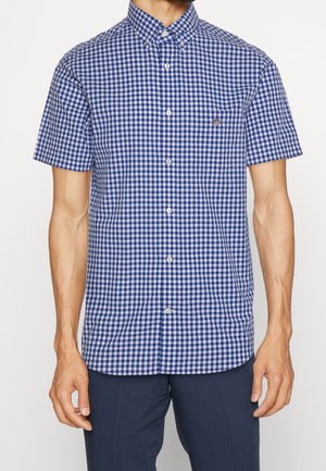 Camicia a maniche corte con bottoni in fantasia a scacchi blu e bianchi, realizzata in tessuto traspirante, con taschino sul petto e colletto button-down.