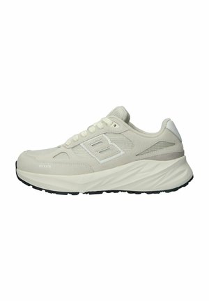 Lichtgrijze sneakers met een gestructureerde suede bovenkant, gaasaccenten, een dikke witte tussenzool en een rubberen buitenzool met een loopvlakpatroon.