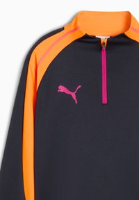 Canotta sportiva nera con maniche e colletto in rete arancioni, dotata di una cerniera corta e di un piccolo logo Puma rosa sul petto.