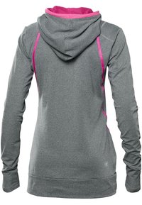 Haut à capuche gris avec des accents roses, fabriqué à partir d'un matériau doux et texturé. Comprend une capuche, des manches longues et un design ajusté pour les vêtements de sport.