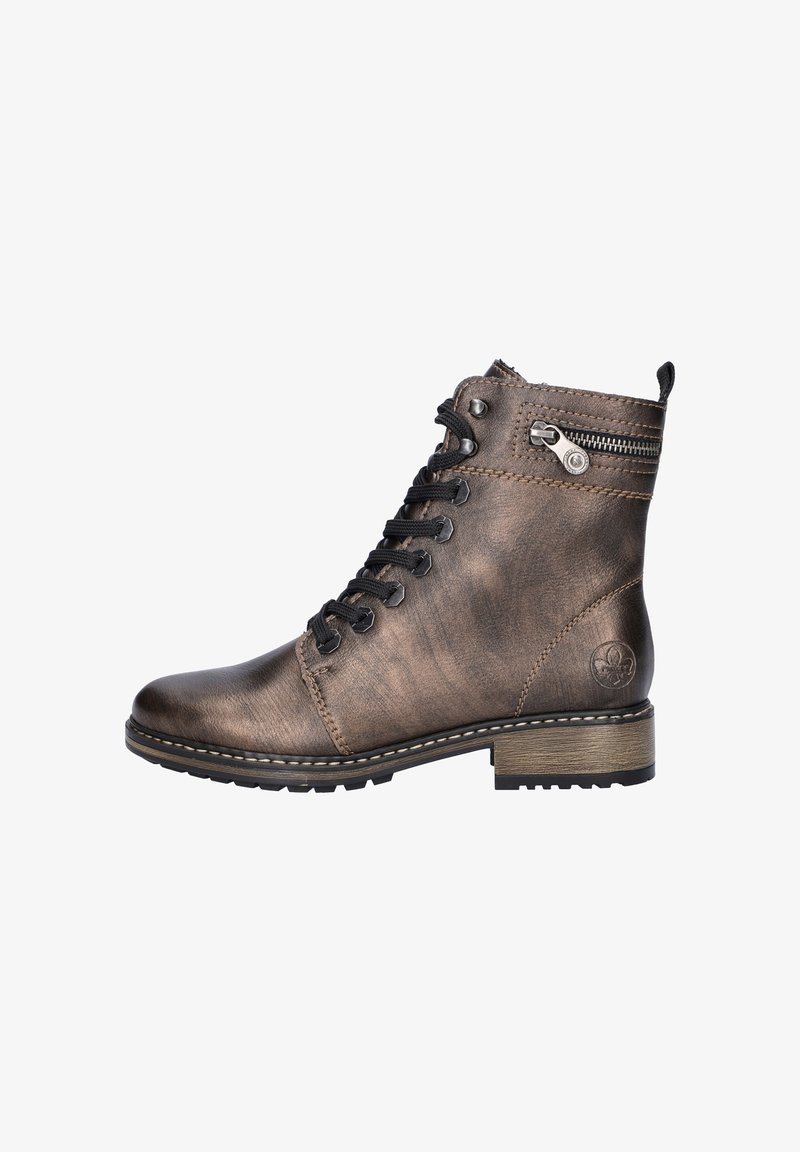 Bruine neplederen enkelboot met een gestructureerde afwerking, vetersluiting aan de voorkant, zijrits en lage blokhak, met een logo-accent op de hak.