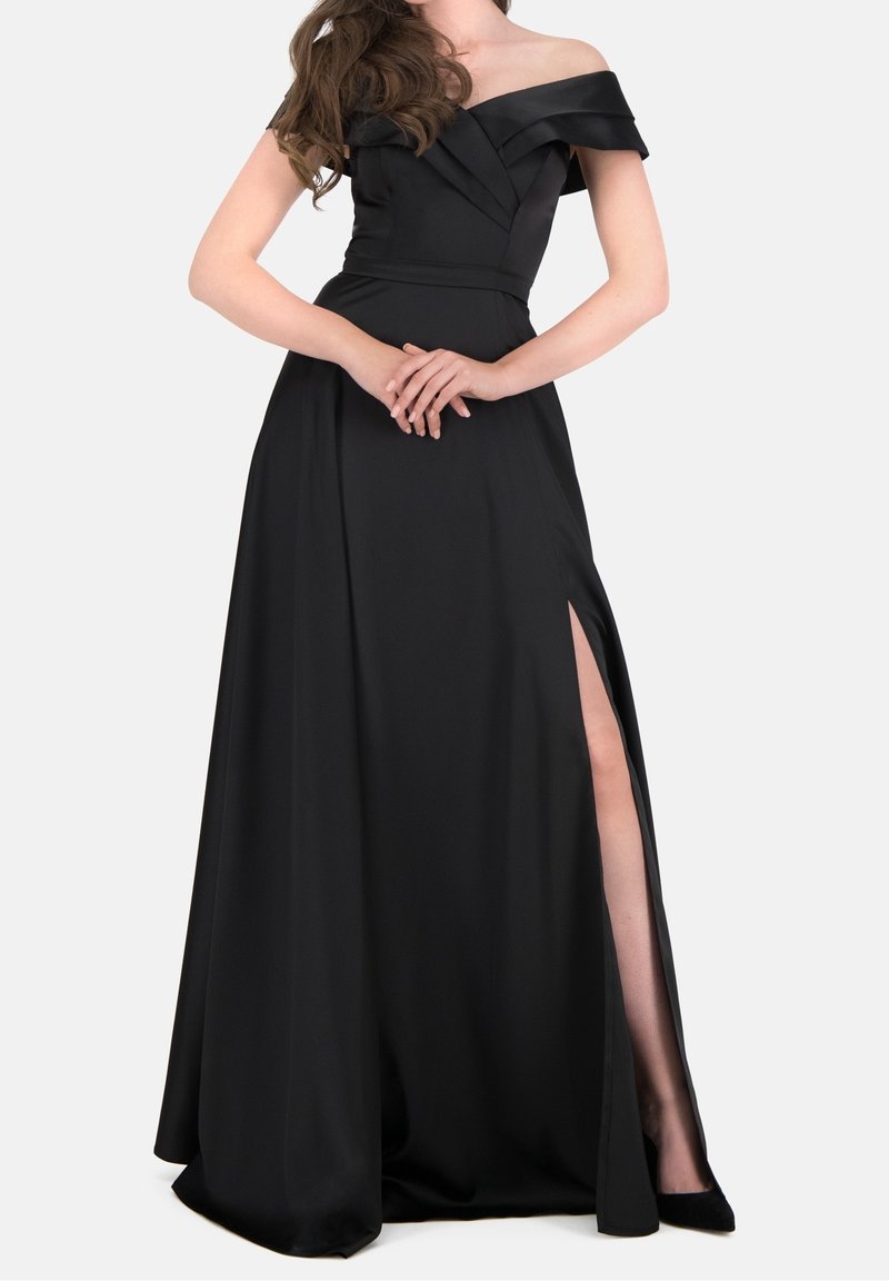 Svart off-shoulder kvällsklänning med plisserad byst och högslits, tillverkad av slätt tyg, golvlång med en mjuk drapering.