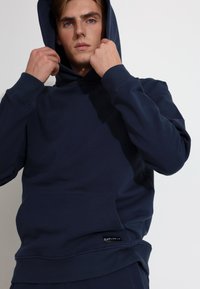 Carlheim EVERYDAY COMFORT JOEL - Jersey con capucha - navy