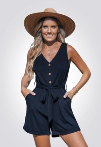 Jumpsuit negro sin mangas con escote en V, cierre de botones de madera, lazo ajustable en la cintura y bolsillos laterales; tejido suave y dobladillo con puños.