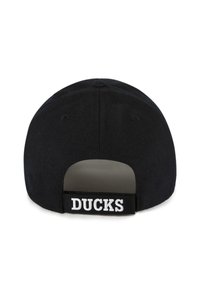 Schwarze Kappe mit runder Form, Stofftextur und einem verstellbaren Riemen hinten, der das Wort "DUCKS" in weißer Stickerei trägt.