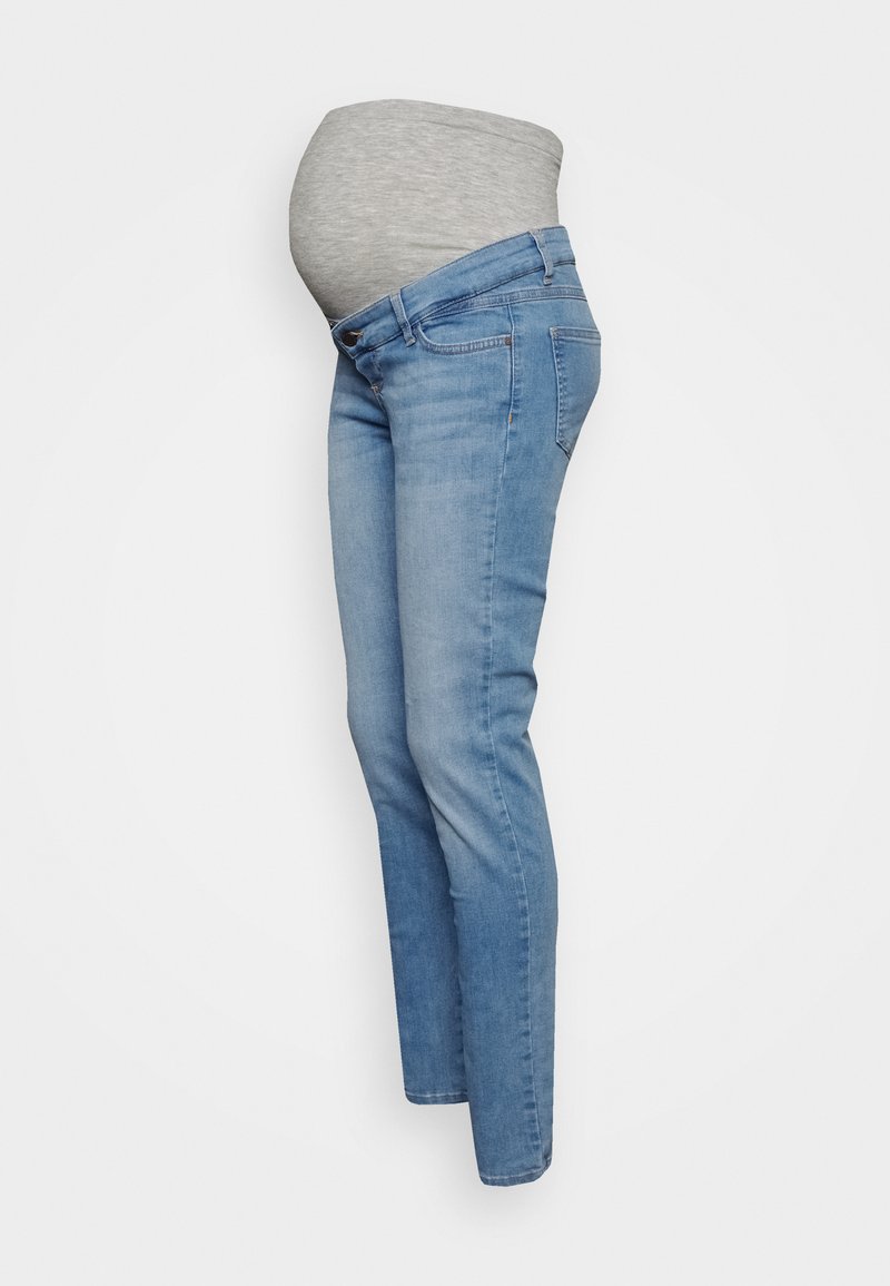 Jeans de maternidade em denim azul claro, com um painel de barriga em jersey cinza, ajuste slim, com bolsos tradicionais e detalhes de costura visíveis.