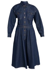 Denimhemdkleid, dunkelblau, lange Ärmel, knöpfbarer vorderer Verschluss, zwei Brusttaschen, tailliert mit Gürtel, weites Rockteil und klassischer Kragen.