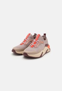 Adidași cu șireturi, cu un superior din plasă în nuanță de mauve deschis, accente de portocaliu și vișiniu, talpă texturată și etichetă roșie cu brand la călcâi.