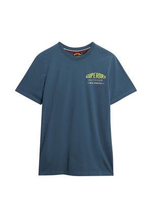 Blå bomulds T-shirt med korte ærmer, rund hals, og "Superdry Outdoor" logo trykt i gult på forsiden. Glat tekstur, afslappet pasform.