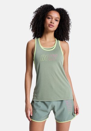 Débardeur vert clair avec des accents jaunes et "ROXY" imprimé en rose. Assorti à un short vert avec des bordures jaunes et un logo. Texture lisse.