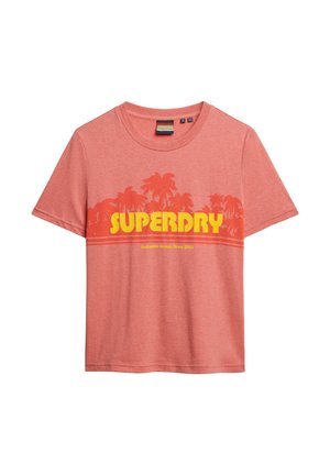T-shirt en coton rouge chiné avec "SUPERDRY" en lettres jaunes en gras, motif de palmier, col rond et manches courtes.